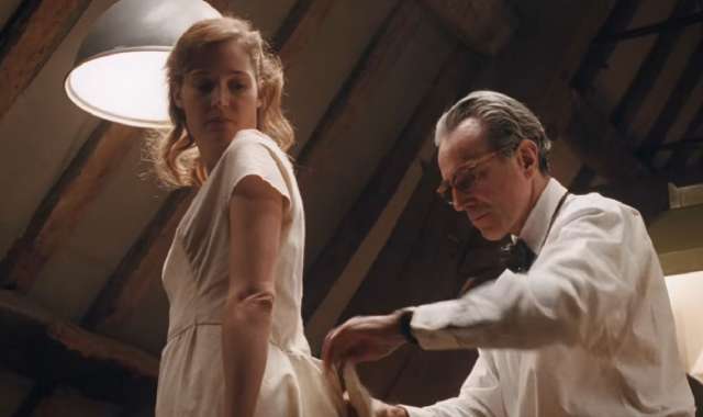 ''Il filo nascosto'': Daniel Day Lewis � un raffinato stilista in attesa di essere ''scucito''